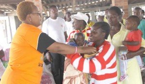 Mrs Fortunate Kufakunesu and husband Pastor Prime of United Family International Church hand over Christmas donation to inmates at Chikurubi Female Prison (Photo courtesy of <em>The Herald</em>)
