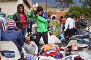 A Chinese traveller is taking photos of market vendors in Bulawayo (Photo: Travel.fengniao.com)