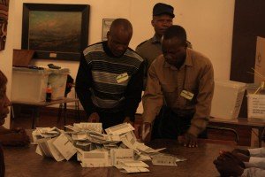 Vote counting at Mai Misodzi hall in Mbare (photo: M. Chibaya).